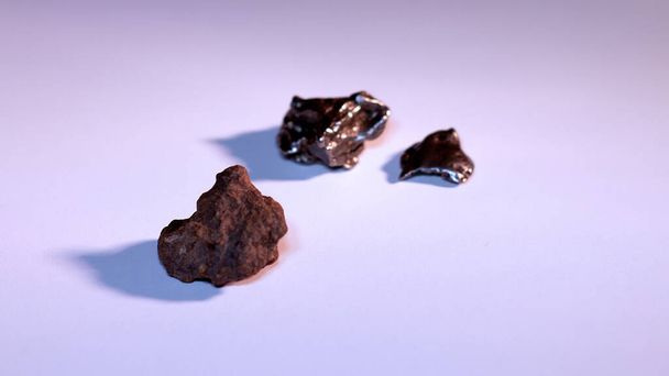 Meteoritenfragmente - Steiniges Eisen und Eisen-Nickel - Foto, Bild