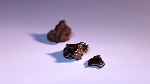 Meteoritenfragmente - Steiniges Eisen und Eisen-Nickel - Foto, Bild