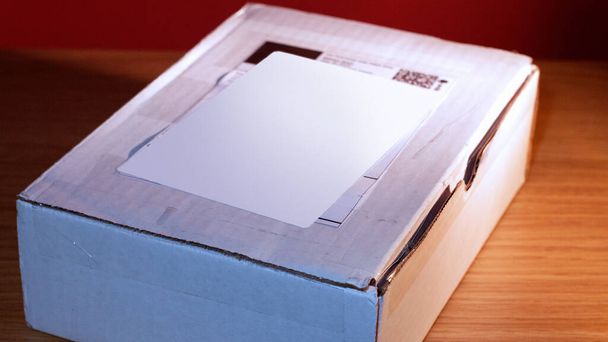 Caja blanca usada con etiqueta en blanco para comping, conceptos y maquetas - Foto, Imagen