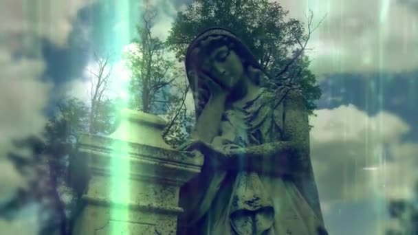 Μια μορφή αγγέλου που προσεύχεται. Ένα αρχαίο πέτρινο άγαλμα. . Λυπημένος άγγελος ως σύμβολο του πόνου, του φόβου και του τέλους της ζωής. - Πλάνα, βίντεο