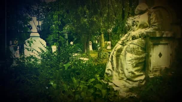 Egy imádkozó nő ősi építészeti sírköve fej nélkül. háttér a horror - Felvétel, videó