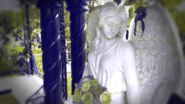 Figura de un ángel de la oración. Una estatua de piedra muy antigua. .. Ángel triste como símbolo de dolor, miedo y fin de vida. - Metraje, vídeo