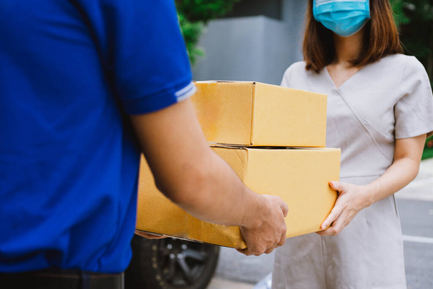 чоловік доставки в синій формі відправляє доставку коробки одержувачу
 - Фото, зображення