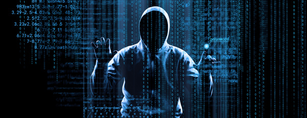 Hacker imprime um código em um teclado de laptop para invadir um ciberespaço - Foto, Imagem