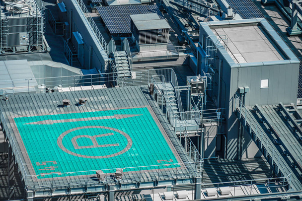 Крыша машинного зала и вертолетная площадка высотного здания - Фото, изображение