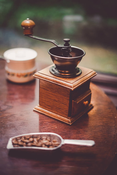 Кофейные зерна и кофейная мельница - Фото, изображение