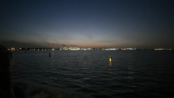 Vista de la industria cerca de Venecia, Italia Desde a bordo de un barco por la noche - Metraje, vídeo
