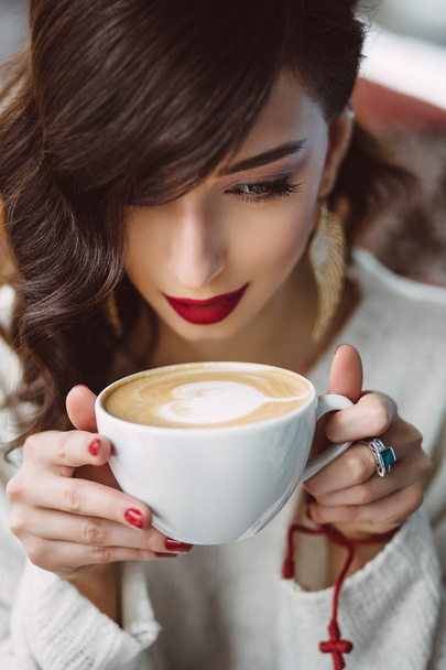 młoda dziewczyna picia kawy w modnych kawiarni - Zdjęcie, obraz