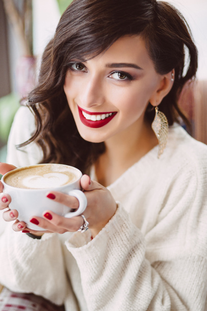 junges Mädchen trinkt Kaffee in einem trendigen Café - Foto, Bild