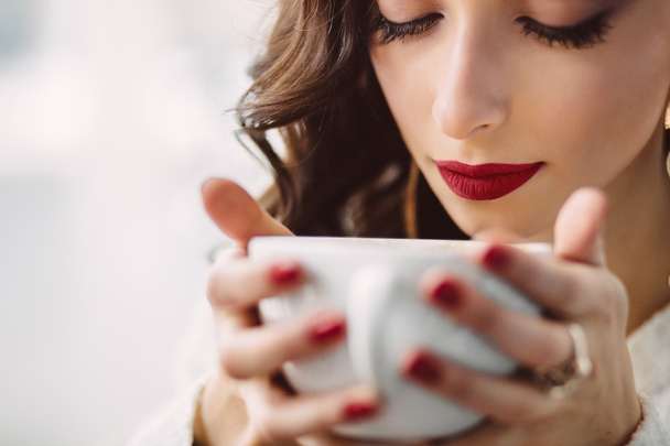 junges Mädchen trinkt Kaffee in einem trendigen Café - Foto, Bild