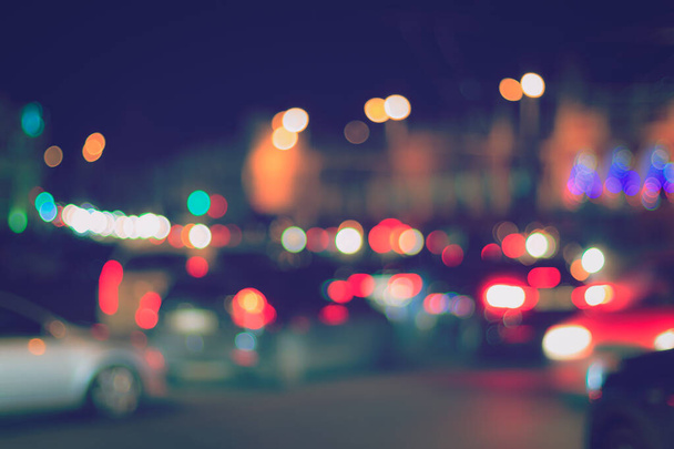 Luces borrosas de faros de coches y faroles en la ciudad nocturna. Resumen bokeh brillante. - Foto, Imagen