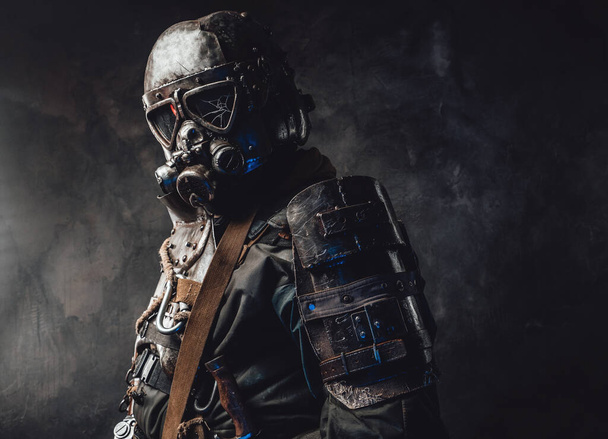 Survivor ντυμένος με ειδική σκούρα πανοπλία και μάσκα αερίου - Φωτογραφία, εικόνα