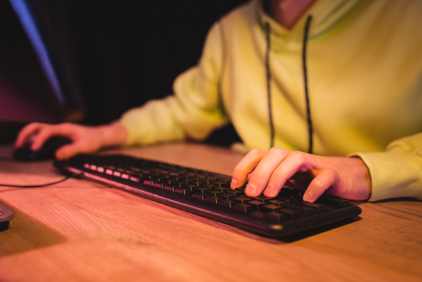 Masada bilgisayar klavyesi kullanan oyuncunun kırpılmış görünümü   - Fotoğraf, Görsel