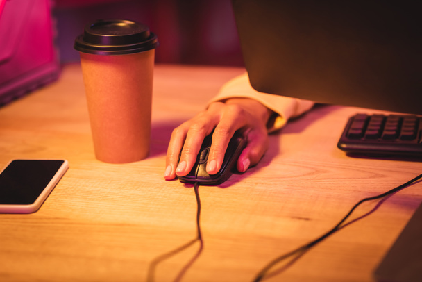 Обрізаний вид геймера за допомогою комп'ютерної миші біля смартфона з порожнім екраном і кавою, щоб піти
  - Фото, зображення
