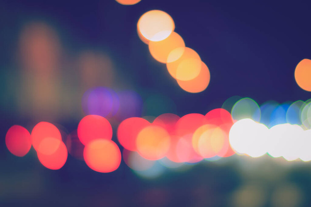 Luzes embaçadas de faróis de carros e lanternas na cidade noturna. Bokeh brilhante abstrato. - Foto, Imagem