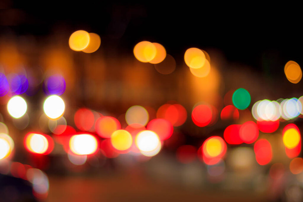 Gece şehrinde arabaların farlarının ve fenerlerin bulanık ışıkları. Soyut parlak bokeh. - Fotoğraf, Görsel