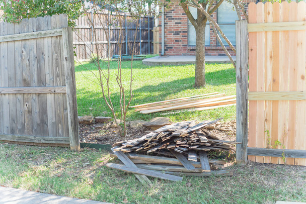 米国テキサス州郊外住宅の新しい木材板設置近くの高齢者用木製フェンス - 写真・画像