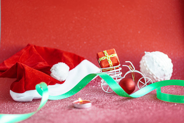 Kerstmis, winter, nieuwjaar concept - lay-out witte plaat waarop er drie kerstbomen gesneden uit worst kaas brood met kerstman hoed en gouden kaarsen in de vorm van nummers 2021 Blauwe achtergrond - Foto, afbeelding