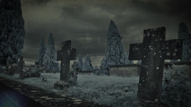 Mysterieuze aanwezigheid op een kerkhof op een stormachtige nacht, overweldigende sfeer. - Video