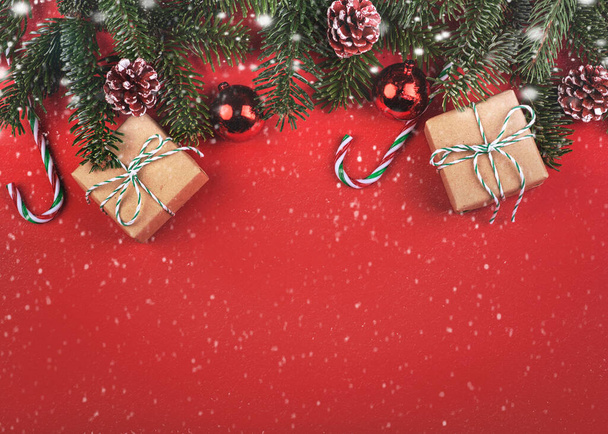 Joyeux Noël concept background.Christmas branches arbre de Noël et cadeaux de Noël avec des flocons de neige sur fond gris  - Photo, image