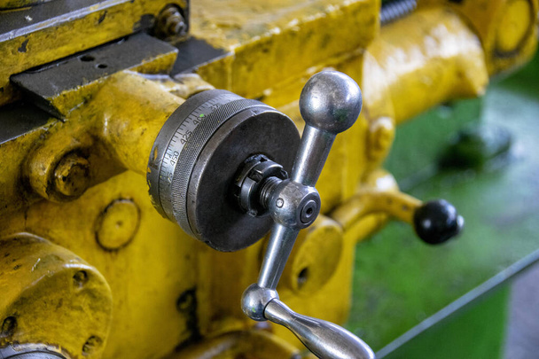 La vieja máquina de torno amarillo - Foto, Imagen