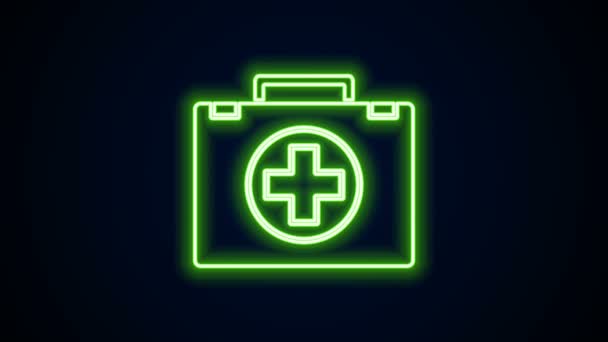 Gloeiende neon lijn EHBO kit icoon geïsoleerd op zwarte achtergrond. Medische doos met kruis. Medische apparatuur voor noodgevallen. Gezondheidszorg concept. 4K Video motion grafische animatie - Video