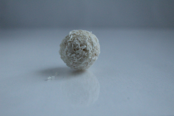wit snoep in een kokosnoot besprenkel op een witte achtergrond kopieer ruimte - Foto, afbeelding