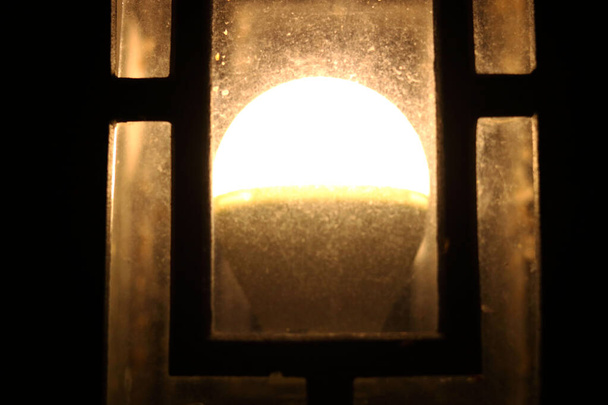 Lampada incandescente di design per esterni su sfondo scuro - Foto, immagini