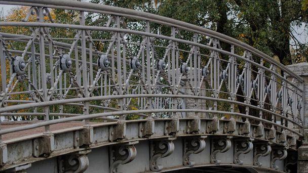 Pont métallique ajouré. Palais et parcs de la région de Leningrad. Gatchina. - Photo, image