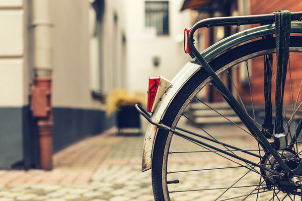 Rueda trasera de una bicicleta en una ciudad
 - Foto, Imagen