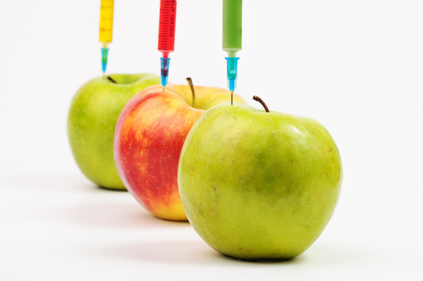 Kolme eri väriä injektionesteisiin kolmeen omenaan
 - Valokuva, kuva