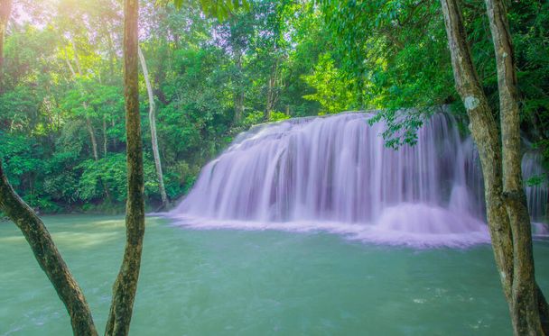 Wodospad Erawan w Kanchanaburi w Tajlandii - Zdjęcie, obraz