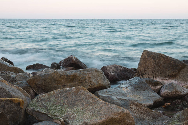Paisaje del mar mediterráneo con rocas en el frente, movimiento de las olas en larga exposición - Foto, imagen