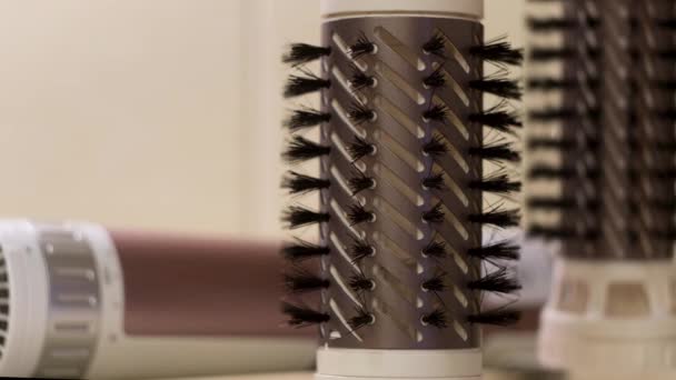 Sluiten van een speciaal uitneembaar mondstuk van kapper. Concept. Vrouwelijke automatische machine voor haardroging, professioneel gereedschap voor haarstyling. - Video