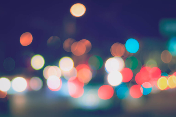Luzes embaçadas de faróis de carros e lanternas na cidade noturna. Bokeh brilhante abstrato. - Foto, Imagem