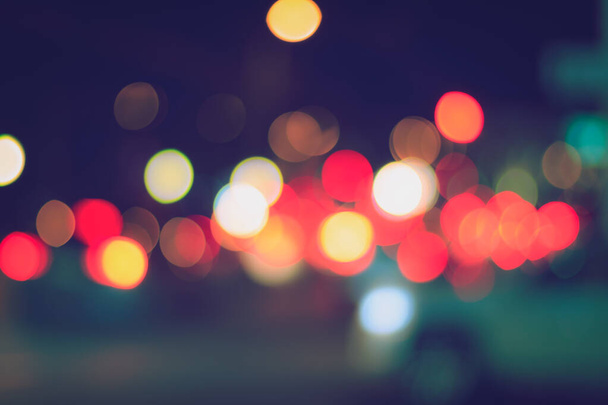 Feux brouillés des phares des voitures et des lanternes dans la ville de nuit. Bokeh lumineux abstrait. - Photo, image
