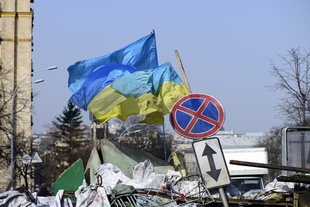 η σημαία της Ουκρανίας σχετικά με τα οδοφράγματα του Κιέβου - Φωτογραφία, εικόνα