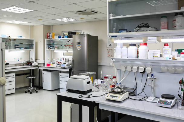 Interior of a modern laboratory. Furniture, equipment and devices in the room for scientific biological research. - Foto, Imagen