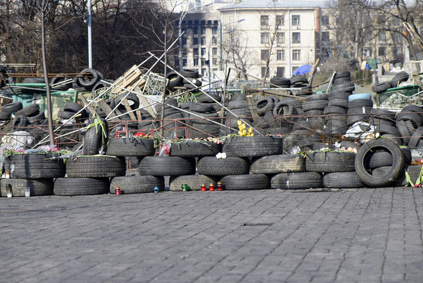 Blumen auf den Barrikaden Kiews - Foto, Bild