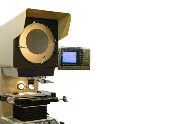 Hoogtechnologische en moderne profielprojector of optische comparator voor het nauwkeurig meten van silhouetten en kwaliteitscontrole van kleine onderdelen in industriële geïsoleerde op witte achtergrond met knippad - Foto, afbeelding