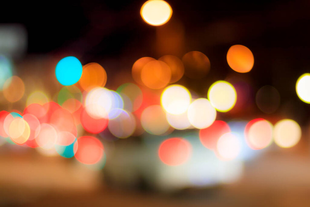 Az autók és lámpák homályos fényszórói az éjszakai városban. Absztrakt fényes bokeh. - Fotó, kép