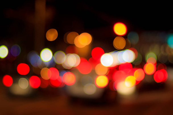Luces borrosas de faros de coches y faroles en la ciudad nocturna. Resumen bokeh brillante. - Foto, imagen