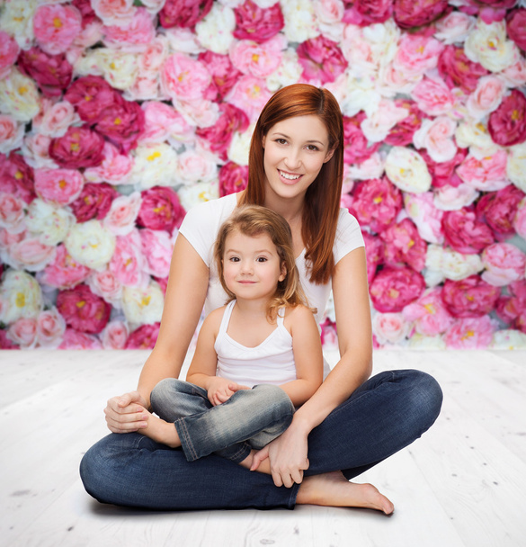 Happy mother with adorable little girl - Foto, imagen
