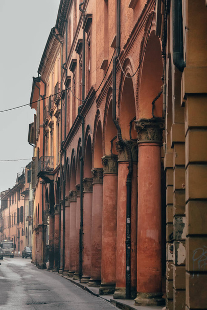 Bolognan katujen arkkitehtuuri punaisilla kaarilla ja pylväillä - Valokuva, kuva