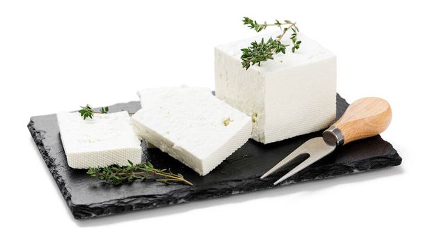 白を基調としたハーブのスライスフェタチーズ。 - 写真・画像
