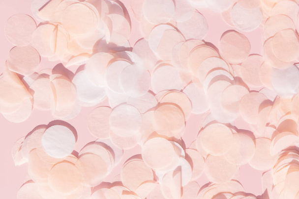 confettis rose blanc et papier sur fond rose pastel - Photo, image