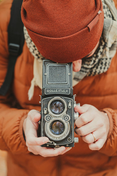 Scattare foto con una bella vecchia fotocamera a doppio obiettivo Rolleiflex - Foto, immagini