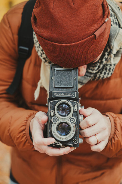 Foto 's maken met een mooie oude dubbellenscamera Rolleiflex - Foto, afbeelding
