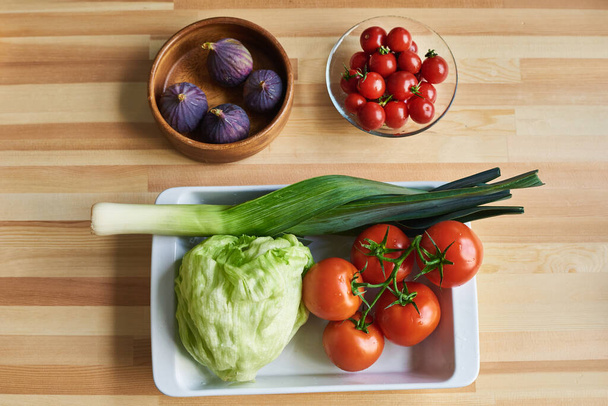 friss zöldségek az asztalon - Fotó, kép