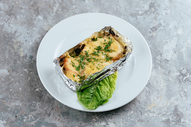 salmão grelhado com espinafre e molho de queijo - Foto, Imagem